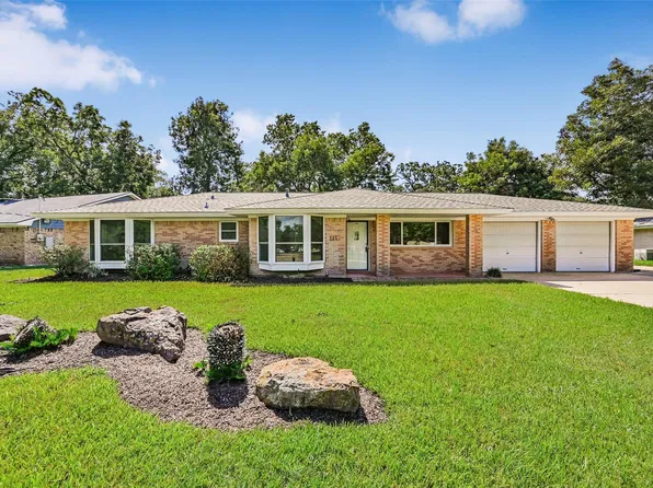 111 Southern Oaks Dr, Lake Jackson, TX 77566