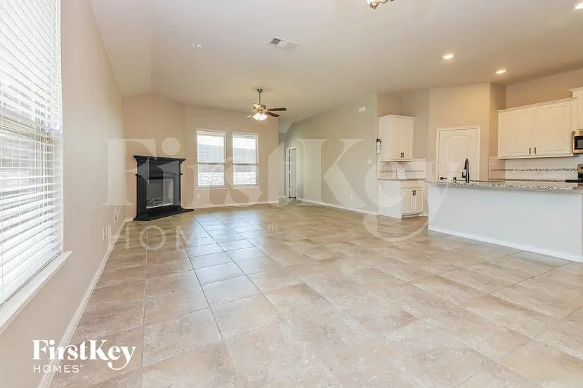 5 bed, 2.0 bath, 2136 sqft, $2,275 — Photo 2
