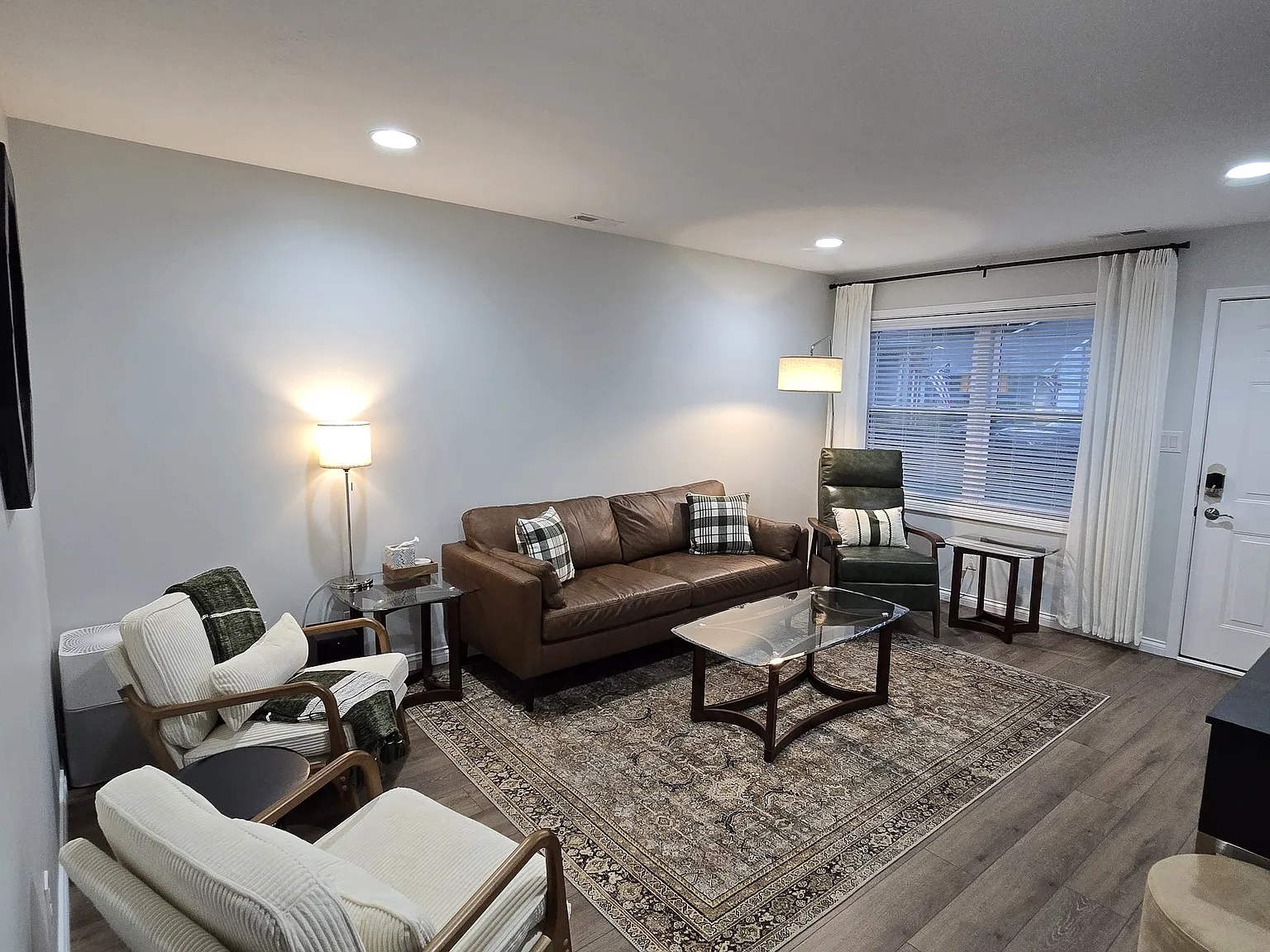 3 bed, 1.5 bath, 1500 sqft, $3,000 — Photo 2