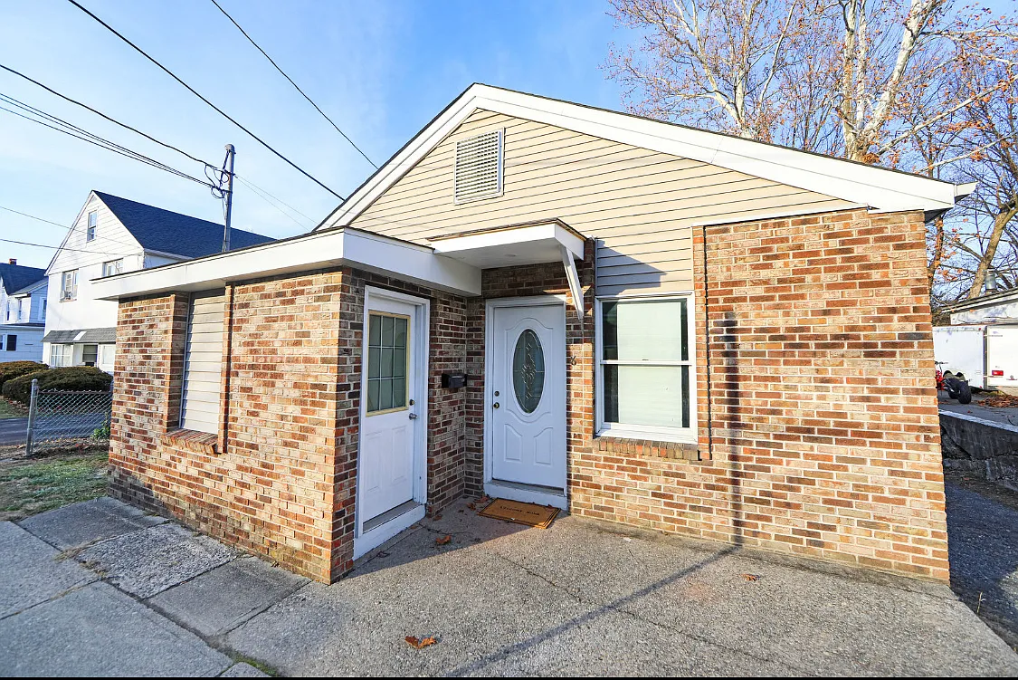 Building Photo - 8 Main St #B