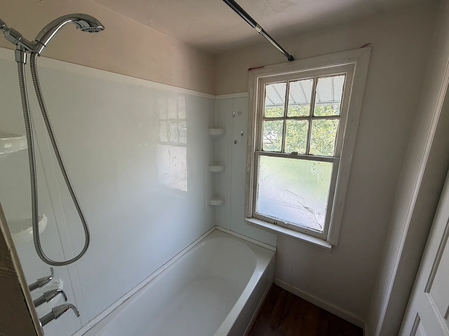 3 bed, 1100 sqft, $1,300 — Photo 2