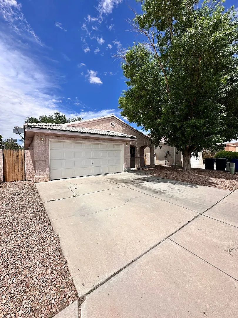 3 Bedroom 2 Bathroom 2 Car Garage — Photo 2
