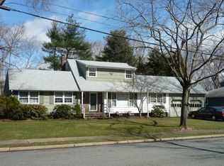 18 Palm Ct, Paramus, NJ 07652