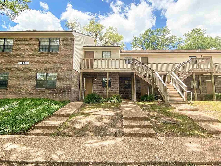 1104 Green Tree Ct #E — Photo 1