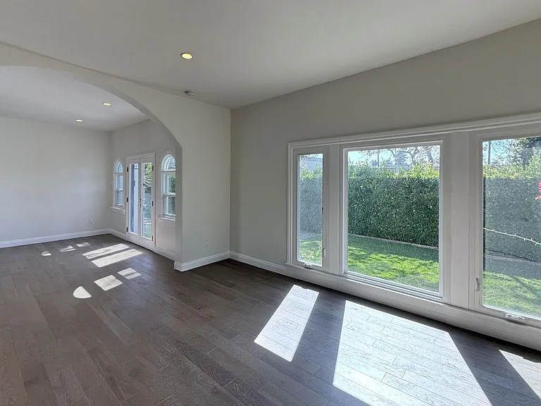 1043 S Plymouth Blvd — Photo 9