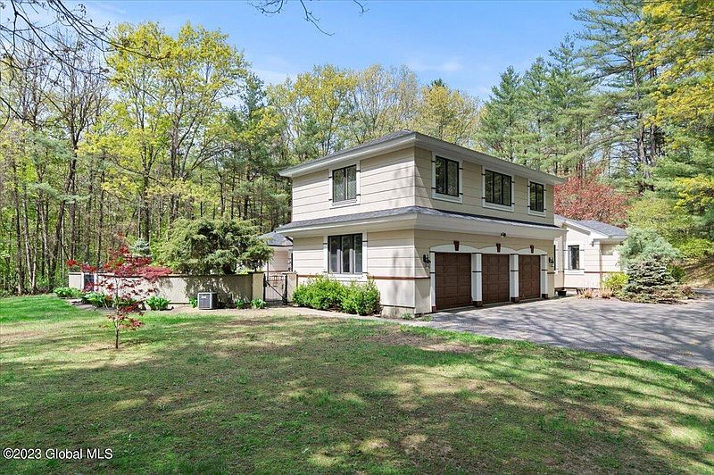 5th image of 11 Rolling Brook Drive