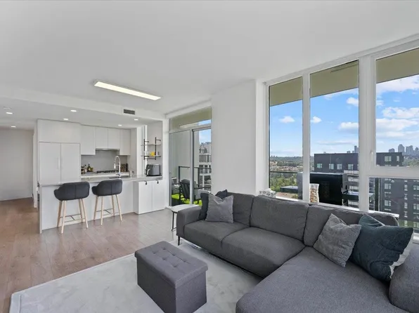 4465 Juneau St #2105, Burnaby, BC V5C 0L8