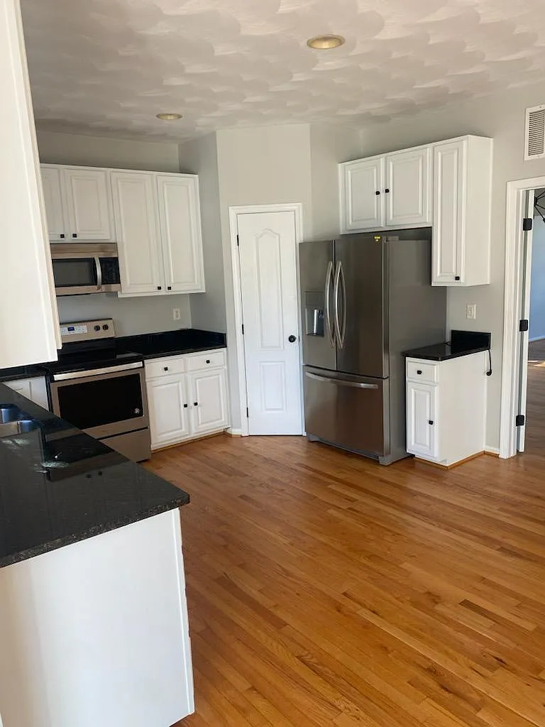 4 bed, 2.5 bath, 2548 sqft, $3,200 — Photo 2