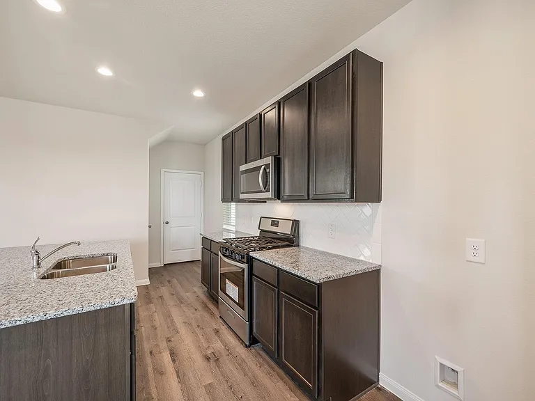 3915 Deledda Dr — Photo 8