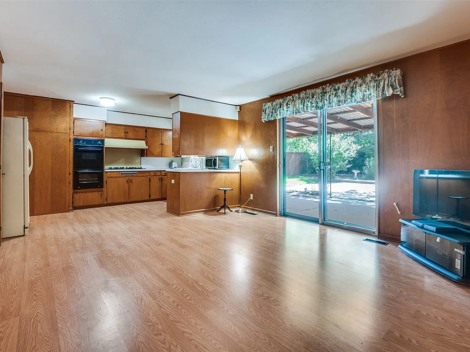 3 bed, 2.0 bath, 1572 sqft, $2,600 — Photo 4