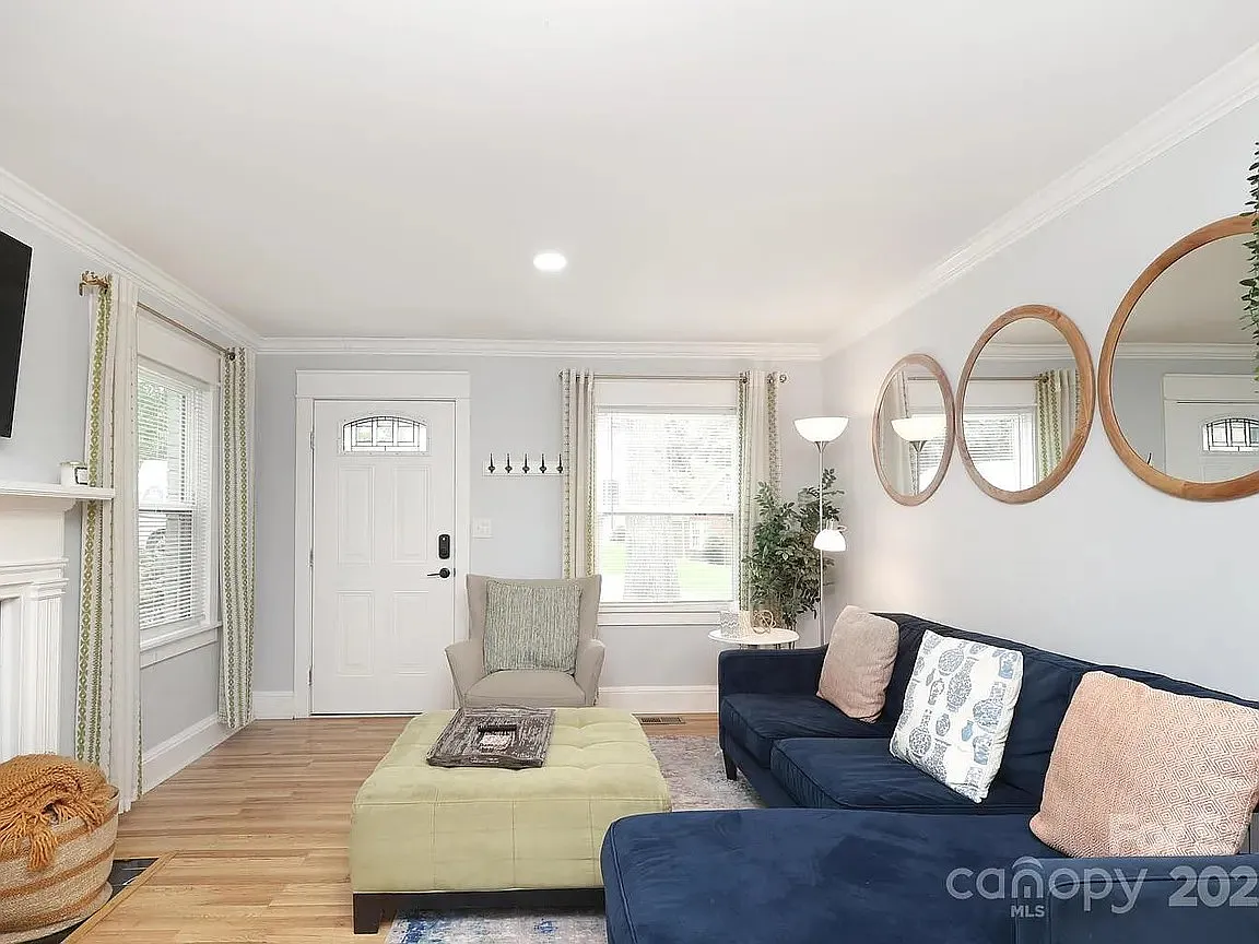 2 bed, 800 sqft, $2,400 — Photo 2