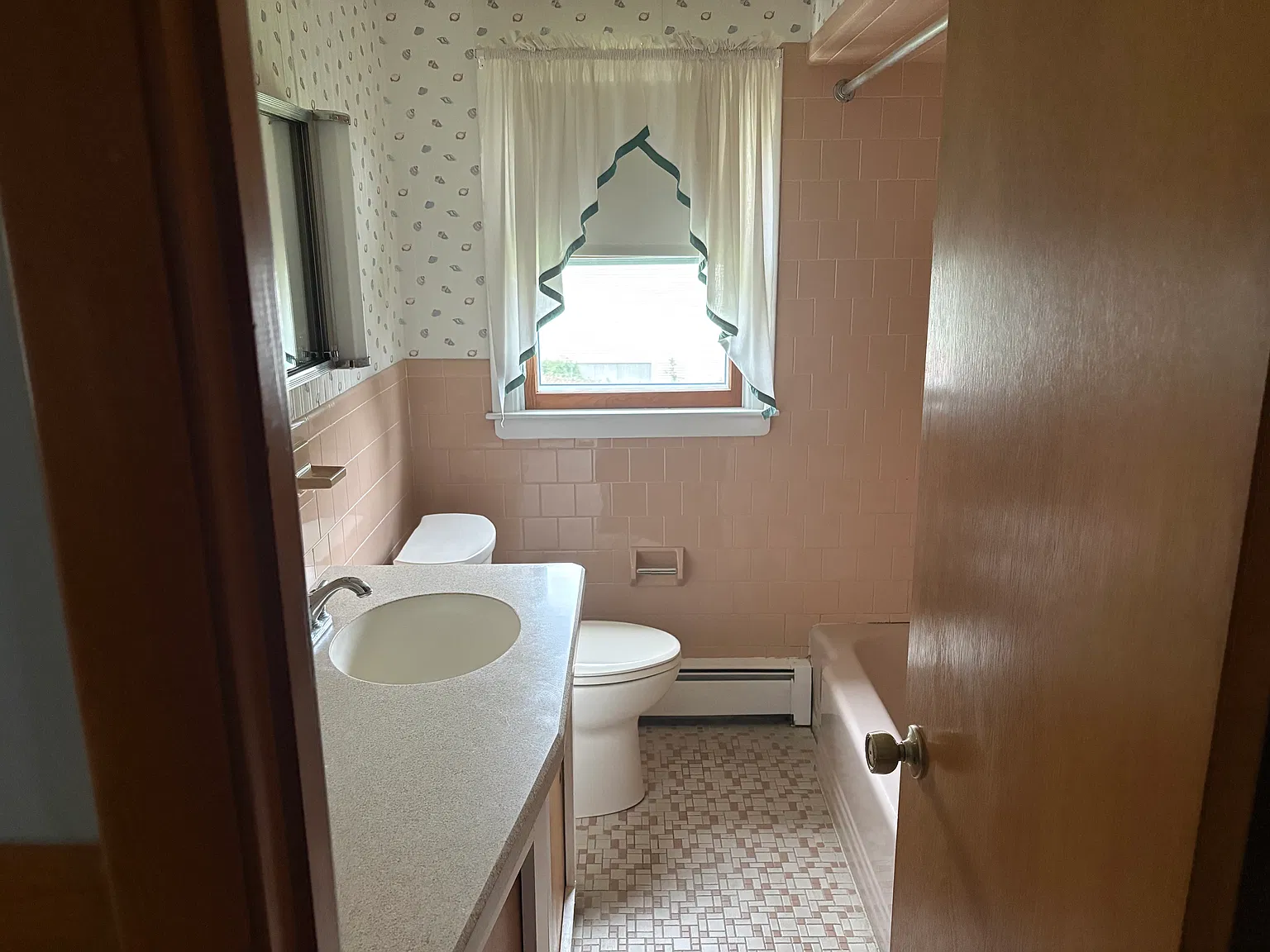 3 bed, 1100 sqft, $2,200 — Photo 2