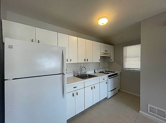 1st image of 266 Stafford Ave Floor 2
