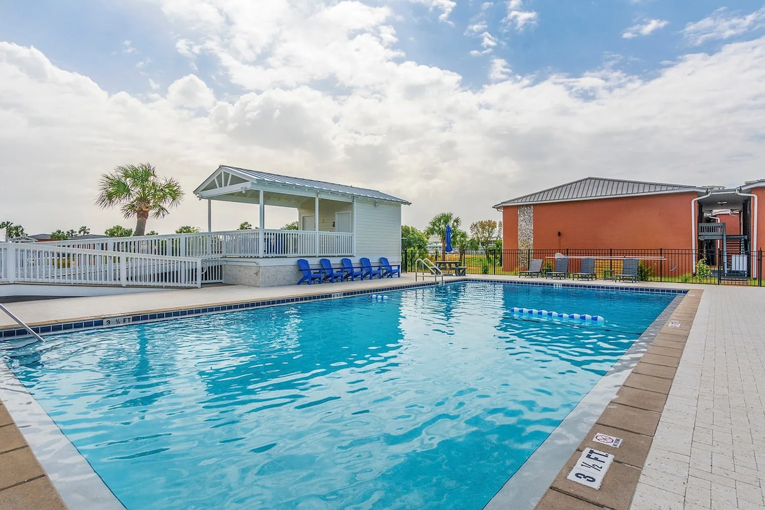 1 bed, 1.0 bath, 699 sqft, $5,220 — Photo 2