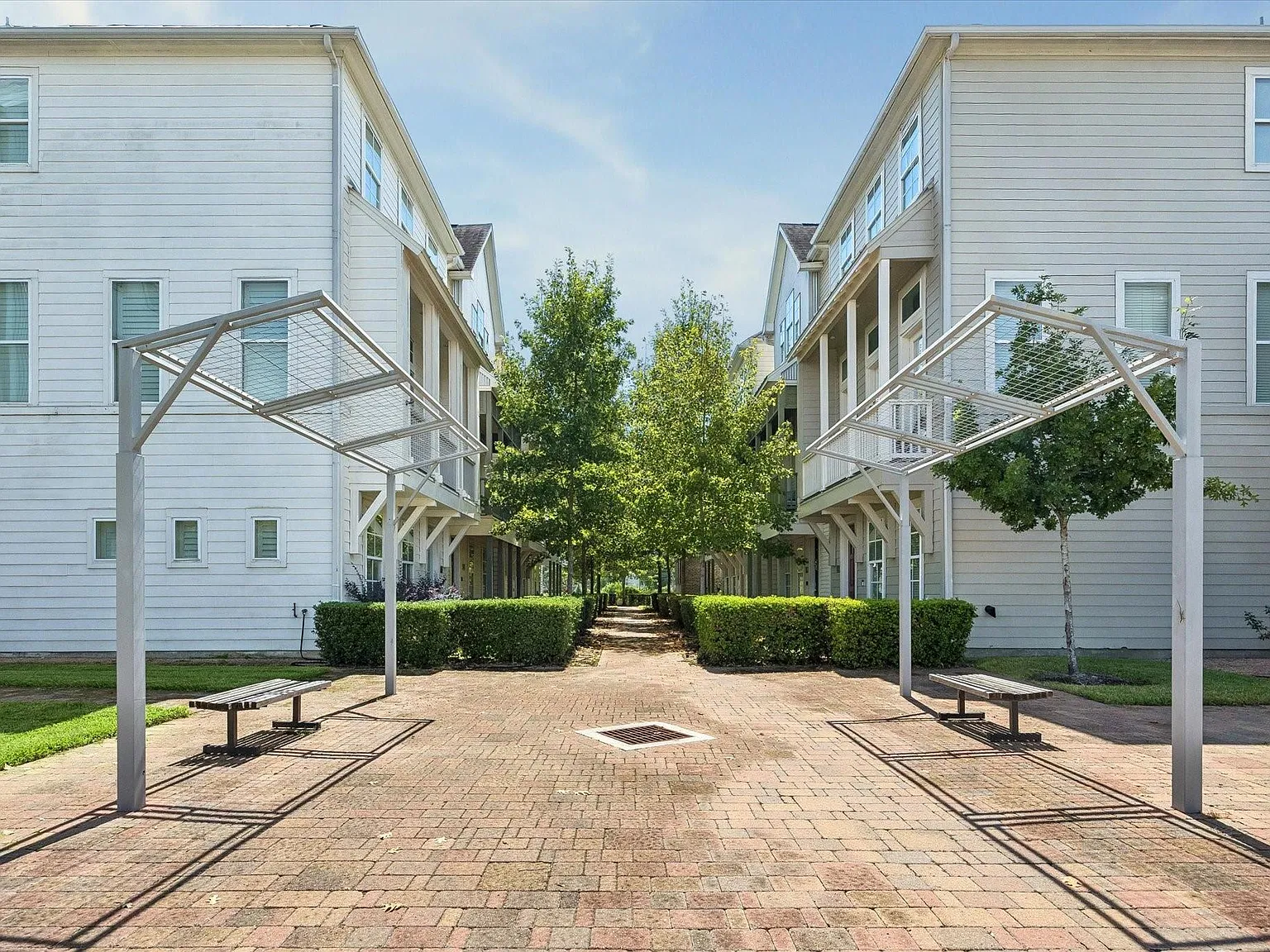 3 bed, 3.5 bath, 2300 sqft, $2,950 — Photo 2