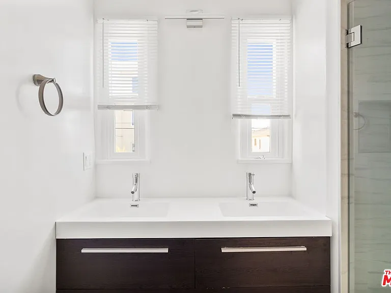 826 S Holt Ave — Photo 16