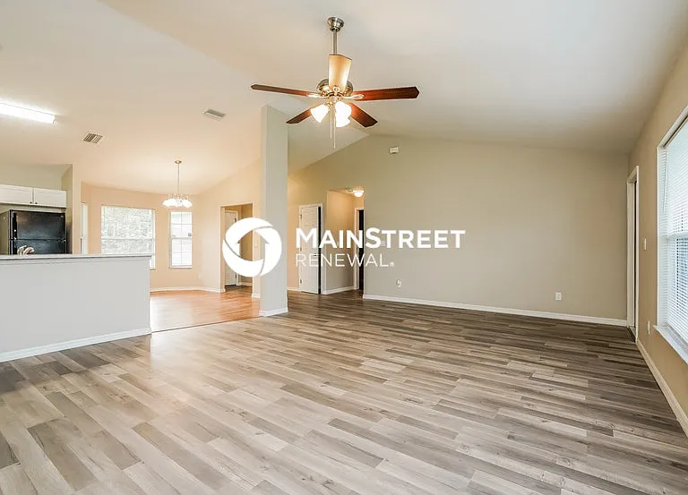 3748 NE 15th Pl — Photo 3