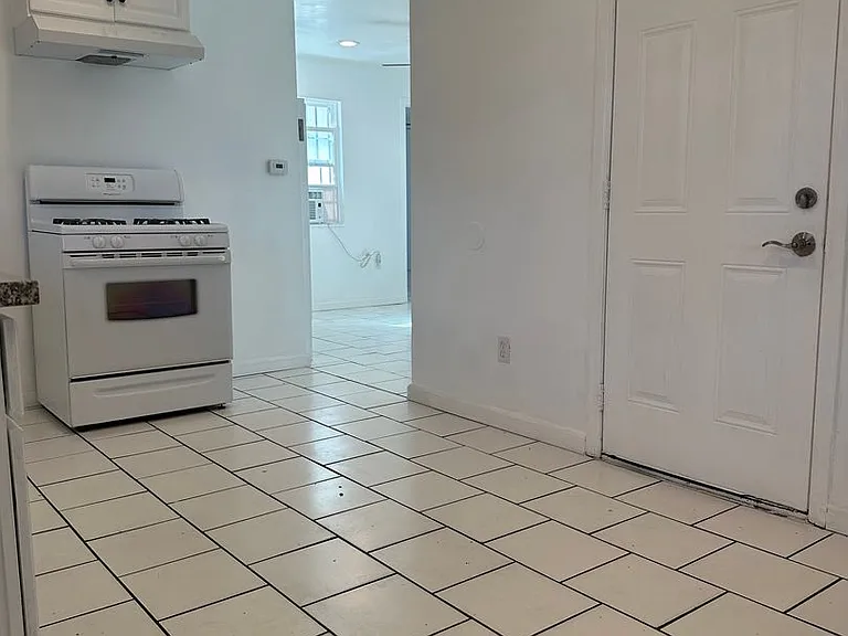 908 Glenn Ave — Photo 9