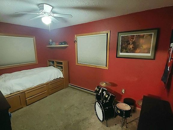 Bedroom 2= 13.5 x 9.5 ft 