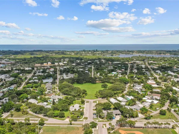 9035 SE Athena St, Hobe Sound, FL 33455