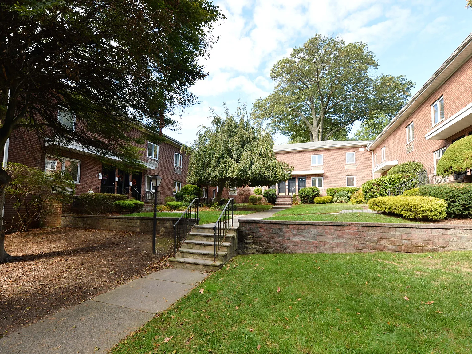 Cameron Apartments — Photo 1