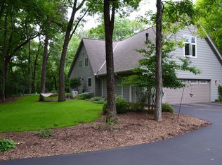 3180 N Dekoven Dr, Oconomowoc, WI 53066