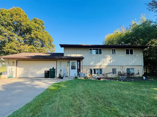 3443 S Fenton Rd, Holly, MI 48442