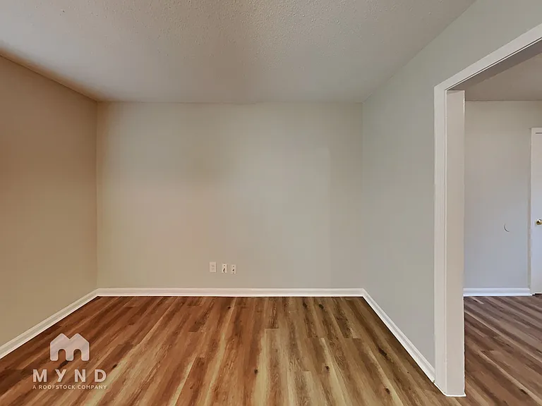 6590 Embassy Cir — Photo 8