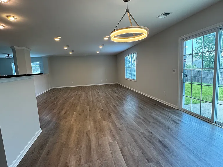 531 Mansfield Ln — Photo 7
