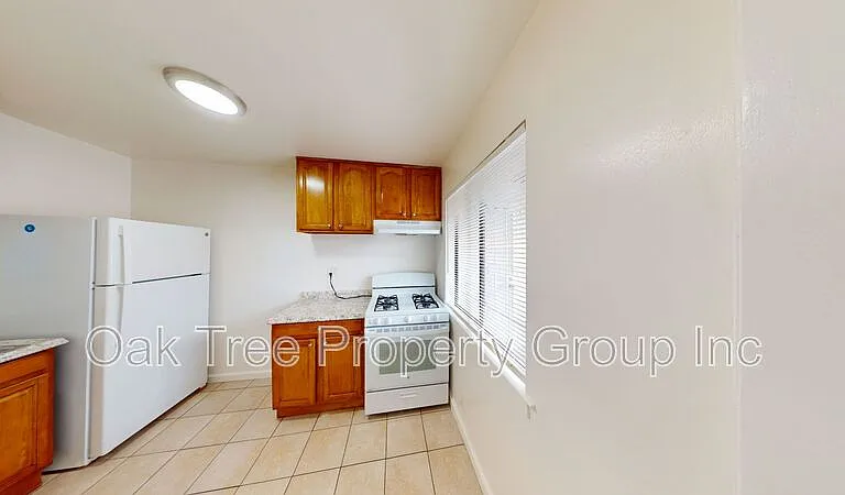 949 35th St #6 — Photo 2
