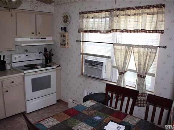 3rd image of 120 Farmers Ave