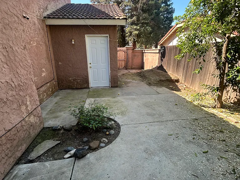 974 E Buckhill Rd — Photo 14