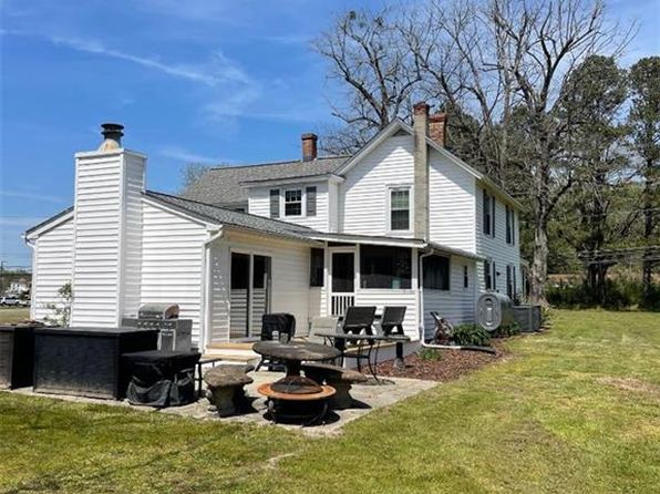 1090 General Puller Hwy, Saluda, VA 23149
