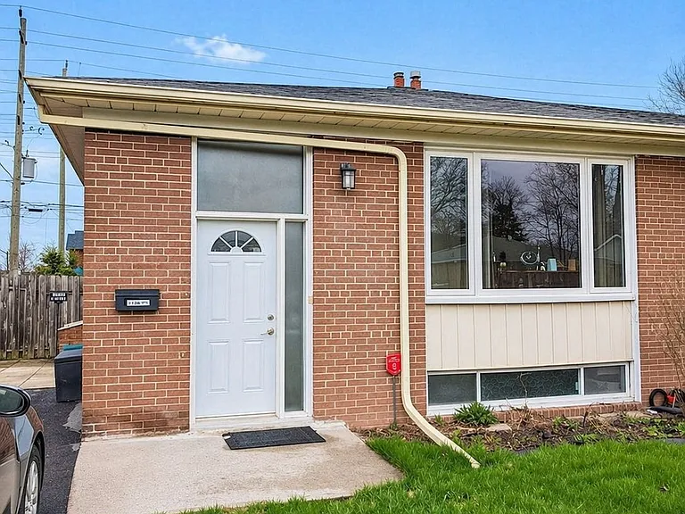 15 Thorncroft Cres — Photo 11