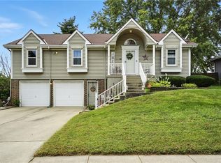 1104 NE Ridgeview Dr, Lees Summit, MO 64086