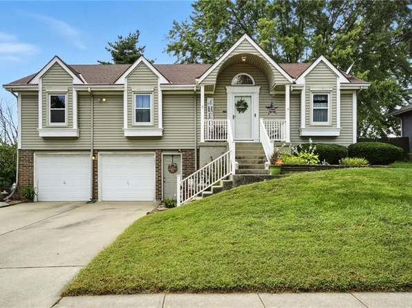 1104 NE Ridgeview Dr, Lees Summit, MO 64086