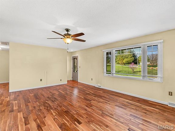 5th image of 950 Martha Ave