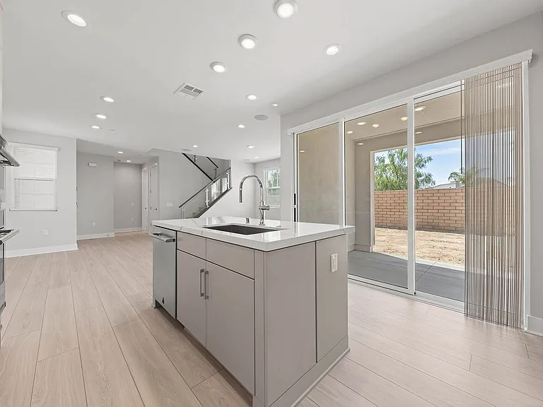 585 Patten Ave — Photo 13