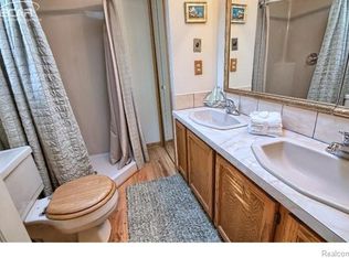 13095 Torrey Rd, Fenton, MI 48430