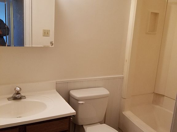 4th image of 806 Demaret Dr #D