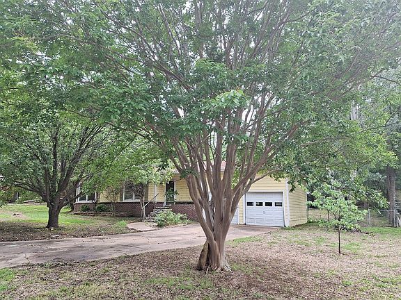 2nd image of 122 Loy Dr