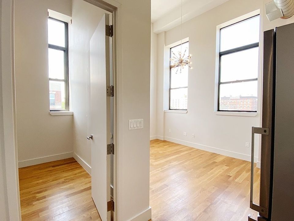 2nd image of 372 Kosciusko St #108