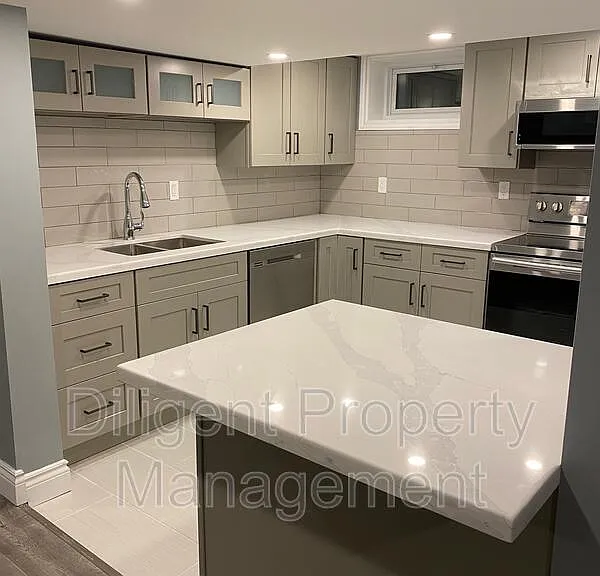 369 Applegrove Ave #LOWER — Photo 12