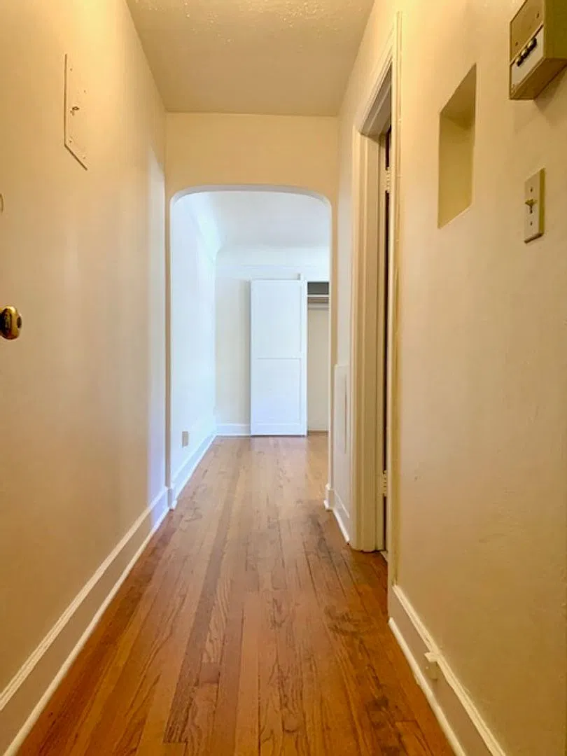 West Coast Arms Apartments — Photo 2