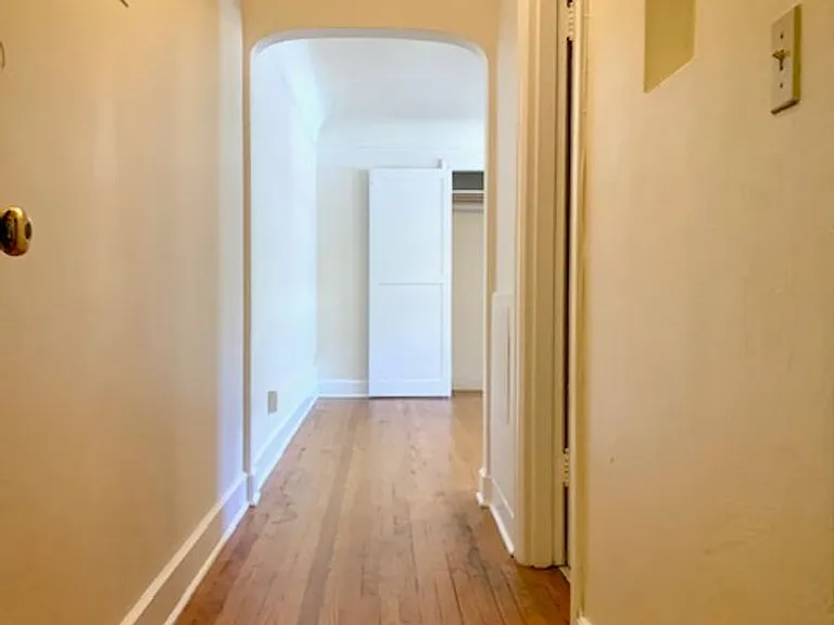 West Coast Arms Apartments — Photo 2