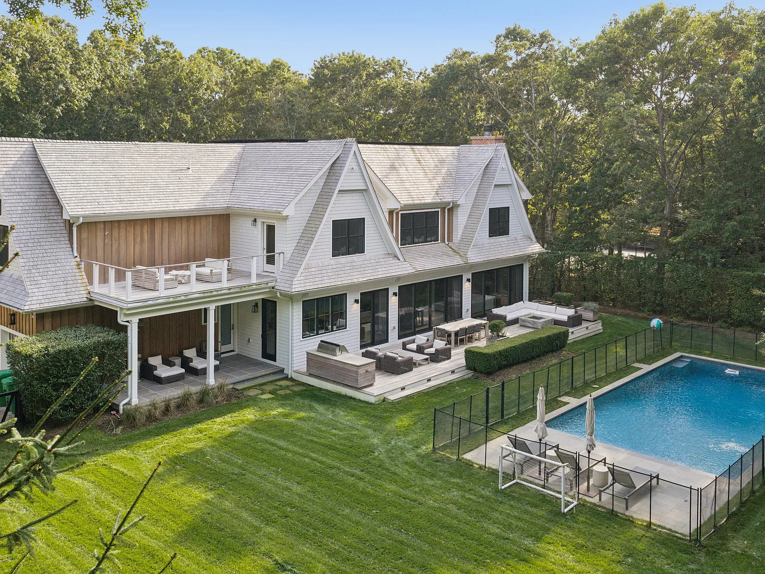 Exquisite Sagaponack Retreat — Photo 2