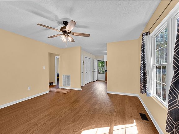 5th image of 1020 Elizabeth St