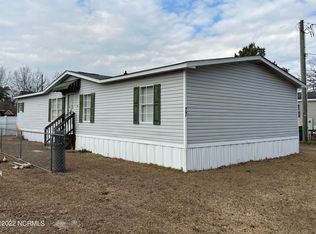 77 Maple Ave, Elizabethtown, NC 28337