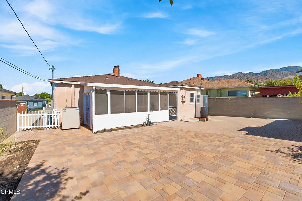 3 bed, 2.0 bath, 1423 sqft, $4,300 — Photo 3