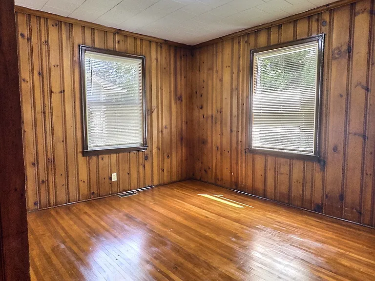 2317 Redbud Ln — Photo 3